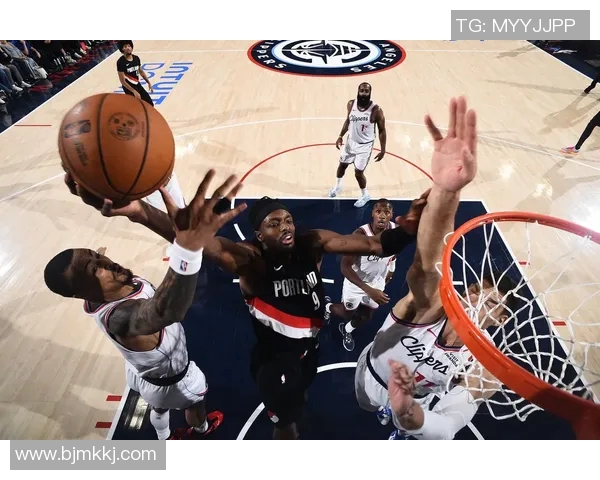 开拓者队主场胜快船扳平系列赛：燃情时刻再现